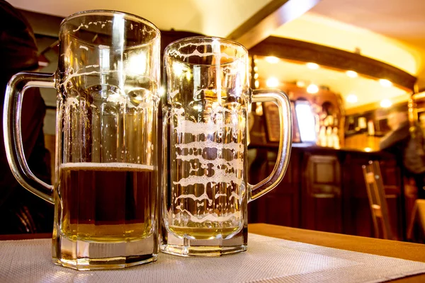 Öl i ett glas på bordet — Stockfoto