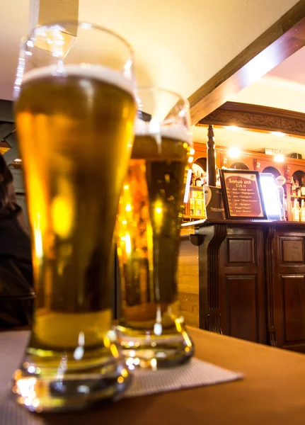 Copos de cerveja no bar — Fotografia de Stock