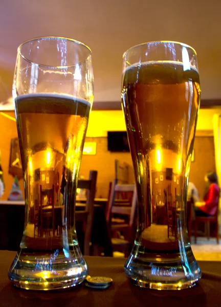 Öl glas i baren — Stockfoto