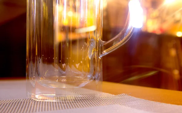 Vaso de cerveza vacío en una mesa — Foto de Stock