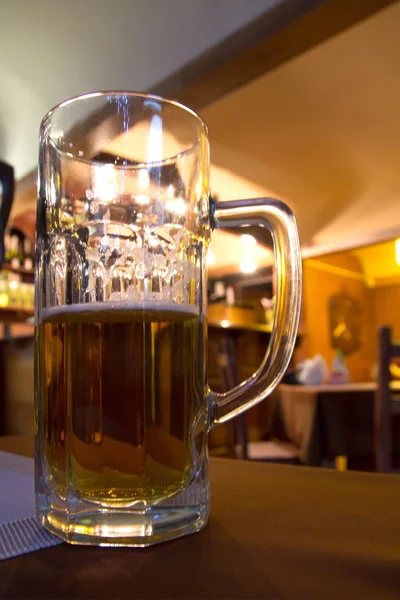 Glas öl på ett bord — Stockfoto