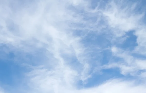 Nuvens fibrosas e céu azul — Fotografia de Stock