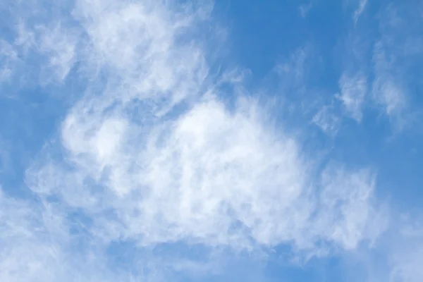 Nubi fibrose e cielo blu — Foto Stock