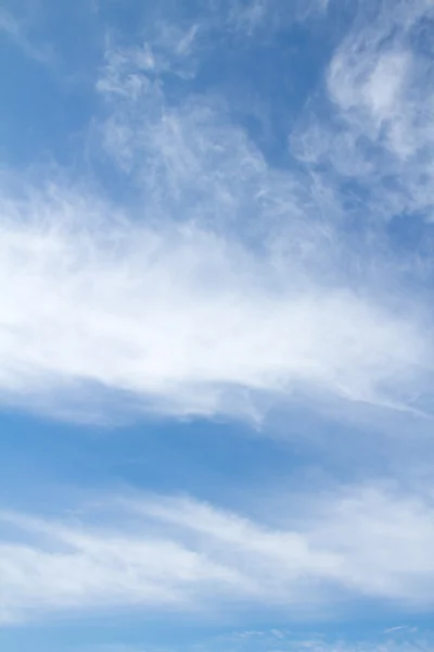 Vezelig wolken en blauwe hemel — Stockfoto