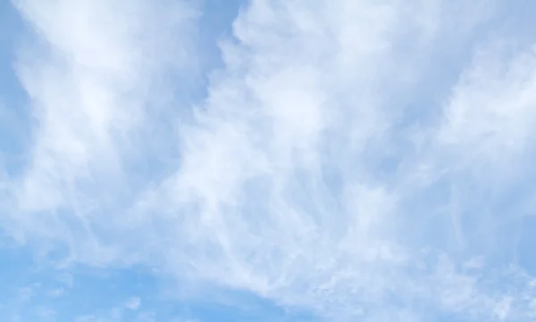 Nubi fibrose e cielo blu — Foto Stock