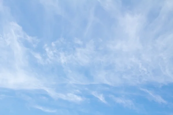 Nubi fibrose e cielo blu — Foto Stock