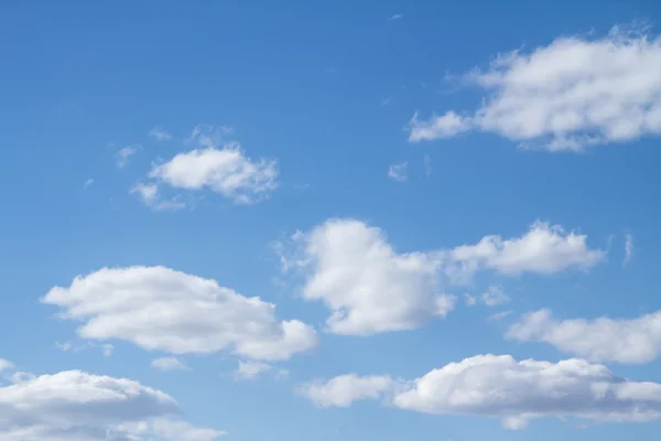 Cielo azul con nubes —  Fotos de Stock