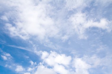 Bulutlu mavi gökyüzü