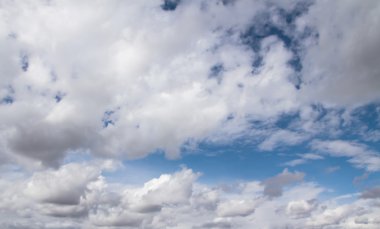 Bulutlu mavi gökyüzü