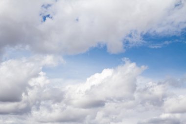 Bulutlu mavi gökyüzü