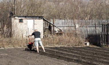 bahçede çalışan adam