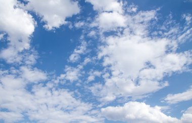 Bulutlu mavi gökyüzü