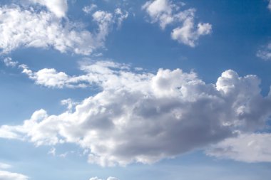 Bulutlu mavi gökyüzü