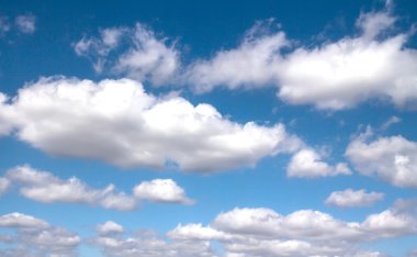 Bulutlu mavi gökyüzü