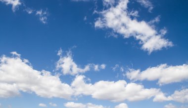 Bulutlu mavi gökyüzü