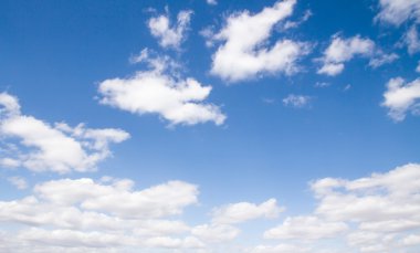 Bulutlu mavi gökyüzü