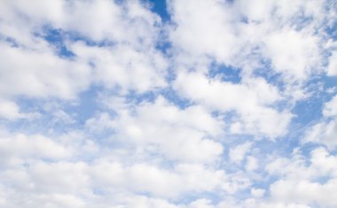 Bulutlu mavi gökyüzü