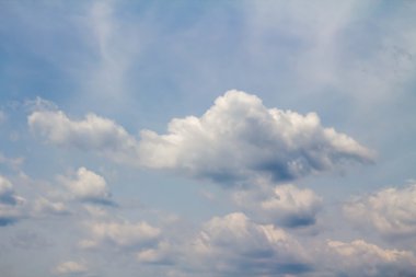 Mavi gökyüzündeki bulutlar