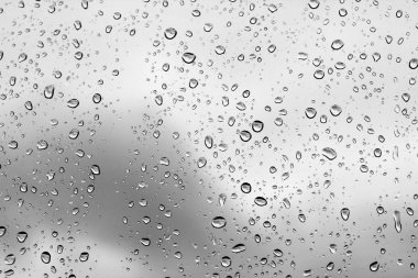 Su bardağa düşer.