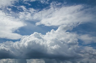 Cumulus bulutları ve mavi gökyüzü