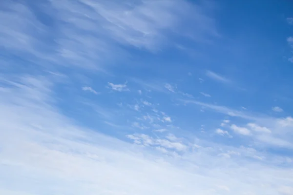 Céu azul com nuvens — Fotografia de Stock