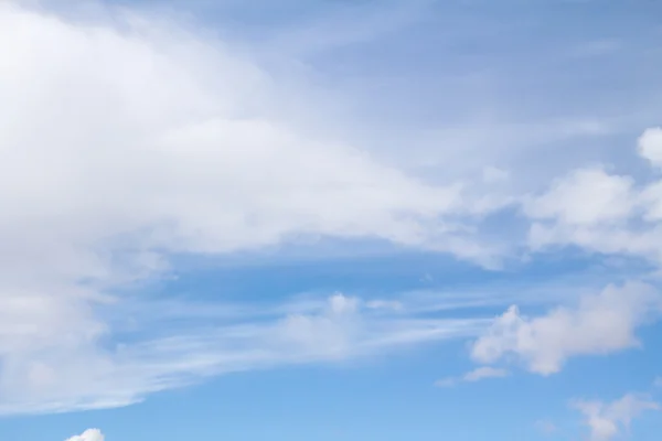 雲と青い空 — ストック写真