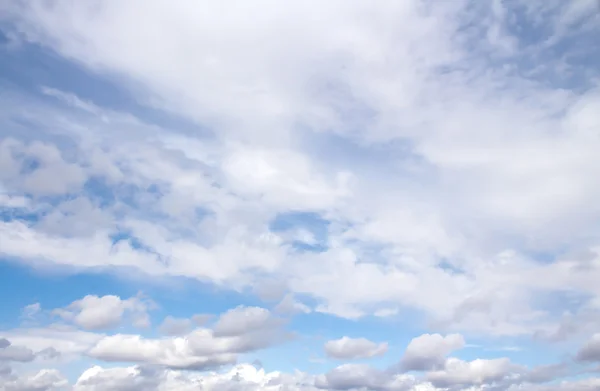 Blauwe lucht met wolken — Stockfoto