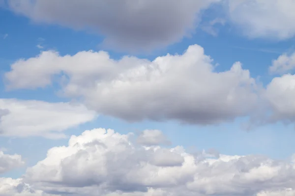 Blauwe lucht met wolken — Stockfoto