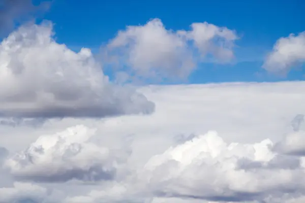 Blauwe lucht met wolken — Stockfoto