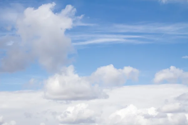 Blauwe lucht met wolken — Stockfoto