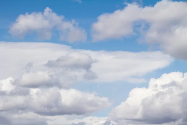 Blauwe lucht met wolken — Stockfoto