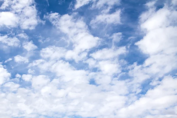 Blauwe lucht met wolken — Stockfoto