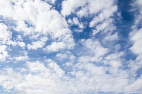 Blauwe lucht met wolken — Stockfoto