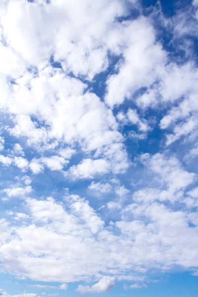 Blauwe lucht met wolken — Stockfoto