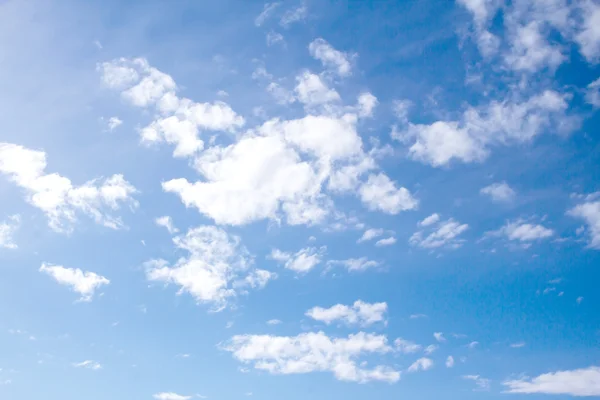 Blauwe lucht met wolken — Stockfoto