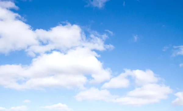 Blauwe lucht met wolken — Stockfoto