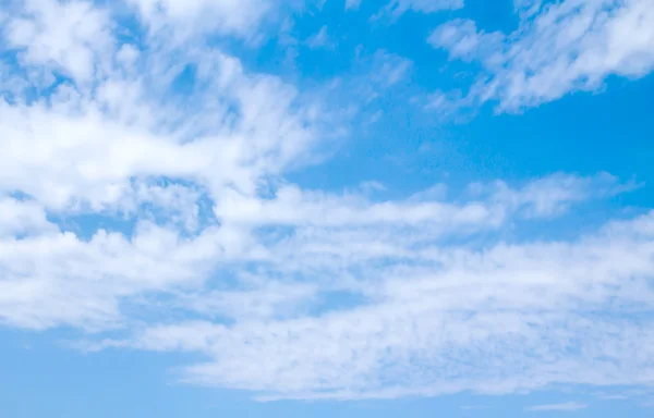 Blauer Himmel mit Wolken — Stockfoto