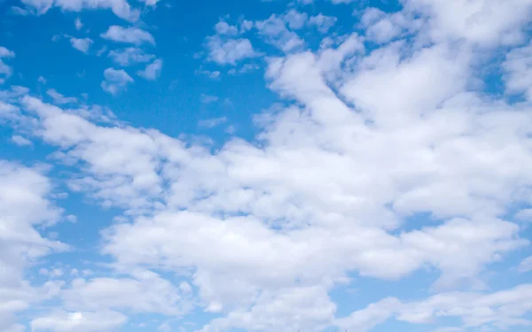 Blauwe lucht met wolken — Stockfoto