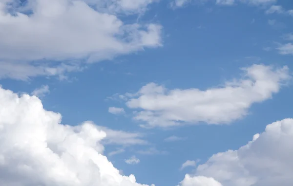 Blauer Himmel mit Wolken — Stockfoto