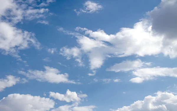 Blauwe lucht met wolken — Stockfoto