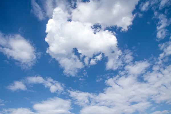 Blauwe lucht met wolken — Stockfoto