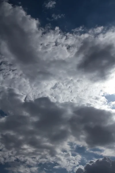 Blauwe lucht met wolken — Stockfoto