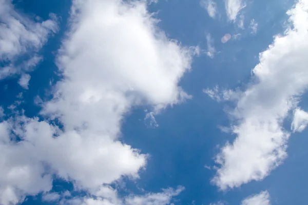 Blauwe lucht met wolken — Stockfoto