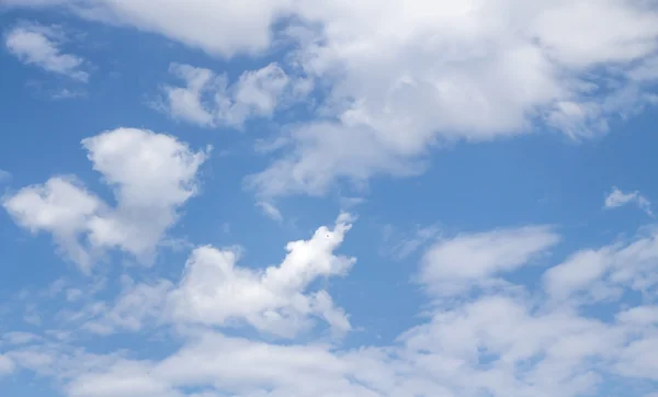 Blauwe lucht met wolken — Stockfoto