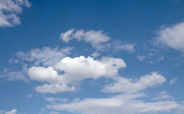 Blauwe lucht met wolken — Stockfoto