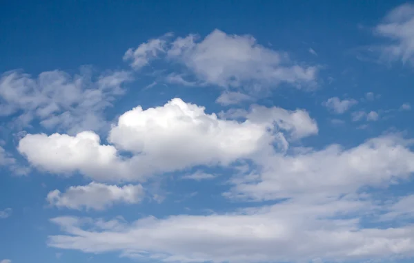 Blauwe lucht met wolken — Stockfoto