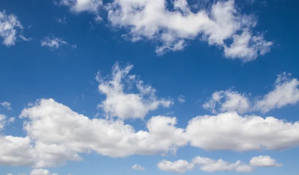 Blauwe lucht met wolken — Stockfoto