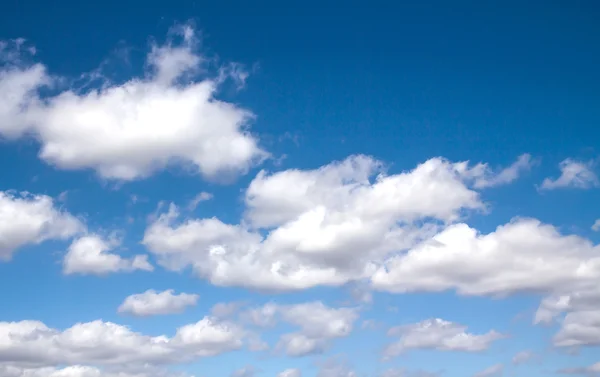 Blauwe lucht met wolken — Stockfoto