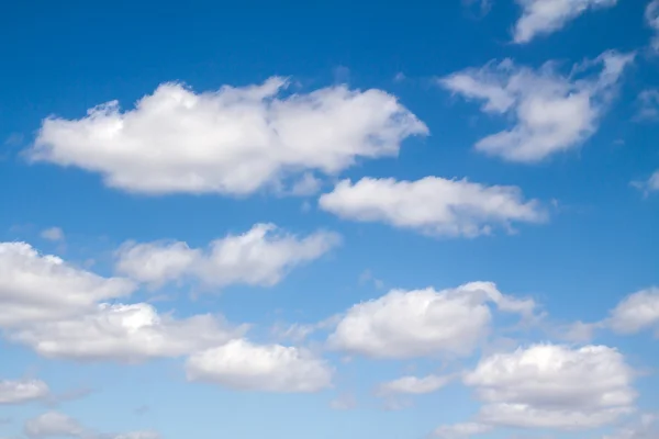 Blauwe lucht met wolken — Stockfoto