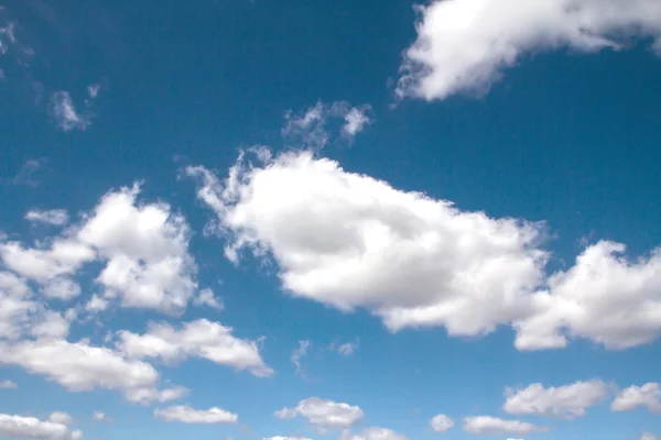 Blauer Himmel mit Wolken — Stockfoto